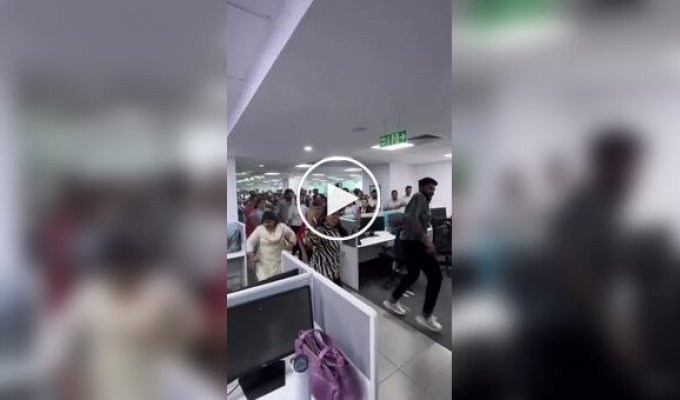 В Индии сотрудники начали плясать при виде иностранного клиента
