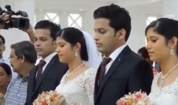 В Индии состоялась уникальная свадьба близнецов на близняшках, которых венчали священники-близнецы (5 фото)