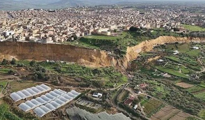 Огромный обрыв угрожает целому городу Нишеми в Италии (2 фото + видео)