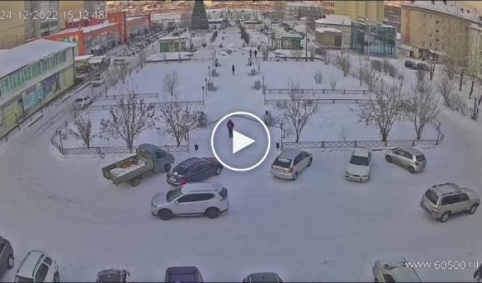 В Усть-Куте «доставщик» новогодних елок влетел в припаркованные машины