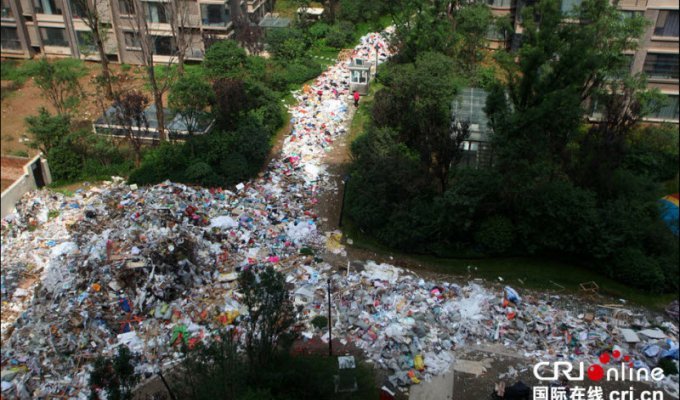Горы мусора на улицах китайского города Сиань (4 фото)