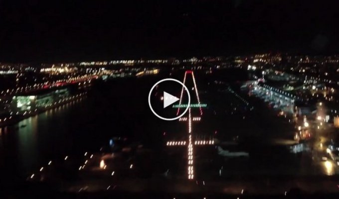 Ночной заход самолетов на посадку с видом из кабины пилотов. Посадка в Лондоне