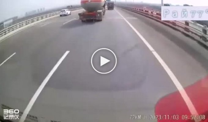 Водитель цистерновоза чудом успел объехать опрокинувшийся грузовик