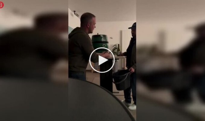Коли відкриття йде не за планом: чоловік вбив кран прямо в пивну бочку.