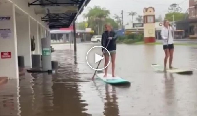 Дожди в Австралии заставили людей воспользоваться необычным транспортом