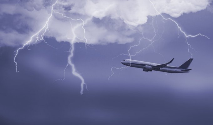 Что будет, если в самолет ударит молния? (2 фото)