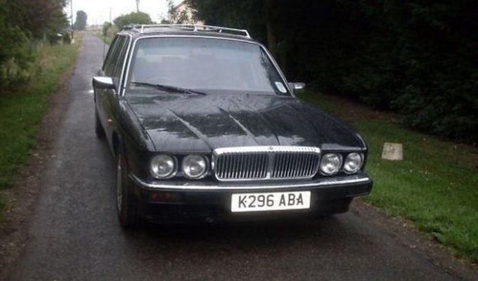 Необычный Jaguar XJ6 выставлен на торги в Великобритании (10 фото)