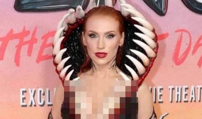 Cosplayer Grace McClung came to the premiere of "Venom" (5 photos)