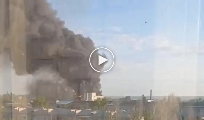 В оккупированном Россией Луганске прогремели два взрыва, над городом поднимаются клубы дыма