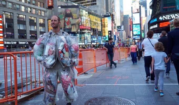 Этот американец носит на себе весь мусор, созданный им же самим за 30 дней (10 фото)