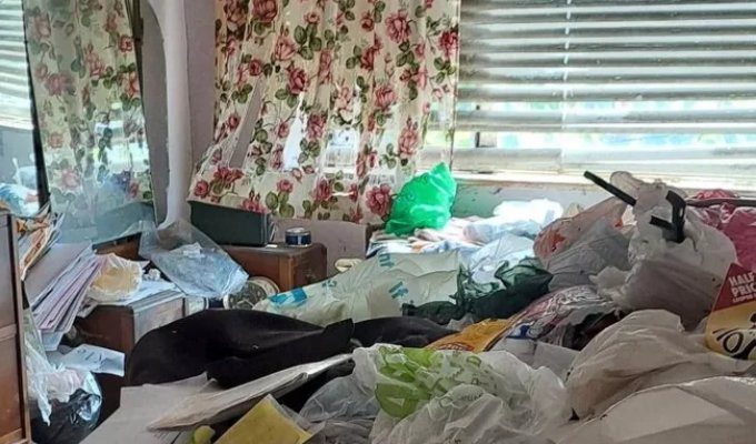 A "nice family home" that is completely covered in garbage is being sold in Britain (5 photos)