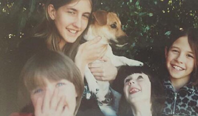 Сестры воссоздали фото с собакой, сделанное 16 лет назад, в последний день её жизни (3 фото)