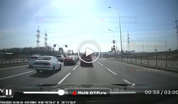 В Санкт-Петербурге грузовик протаранил стоящие автомобили