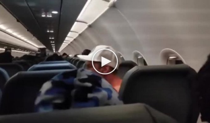 Люди смешным и радикальным способом утихомирили буйного пассажира самолета