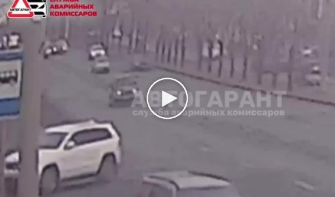 Грузовик 50 метров тащил легковушку на бампере в России