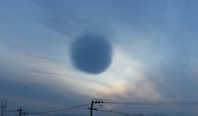 Почти идеально круглое облако видели в Японии (4 фото)