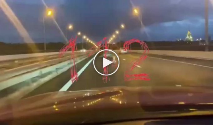 Самокатчик в Москве решил посоревноваться с легковыми автомобилями