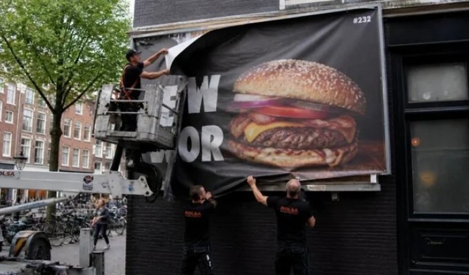 Outdoor advertising for meat and fossil fuels has been banned in Amsterdam (2 photos)