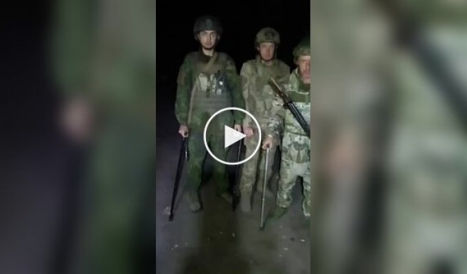 Окупант обурюється, що четверо російських солдатів з тростиною в руках мають їхати на штурм