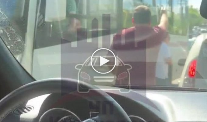 В Красноярске водитель автобуса не поделил дорогу с мужиком на Peugeot и протаранил пять автомобилей