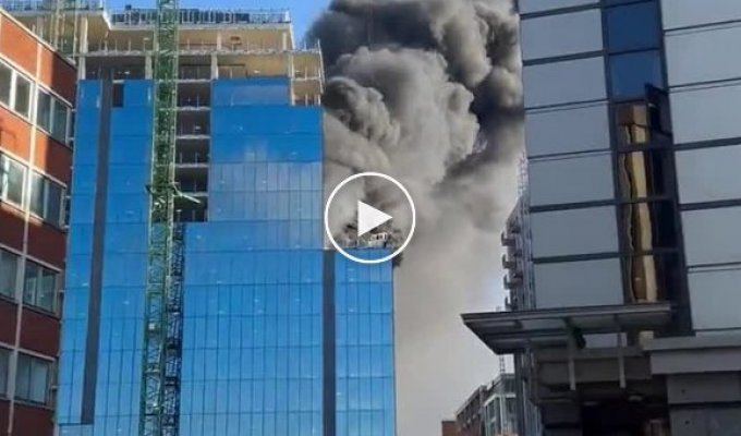 Крановщик успел спасти строителя с охваченной пламенем крыши здания