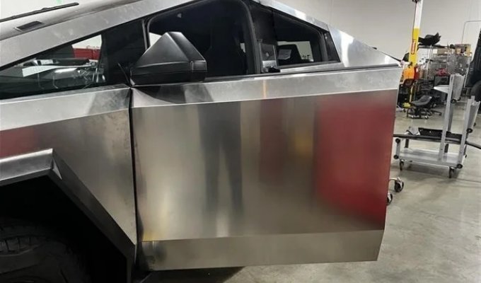 Владелица  Cybertruck после аварии подала в суд на Tesla  и назвала Маска «безответственным торгашом» (1 фото + 1 видео)