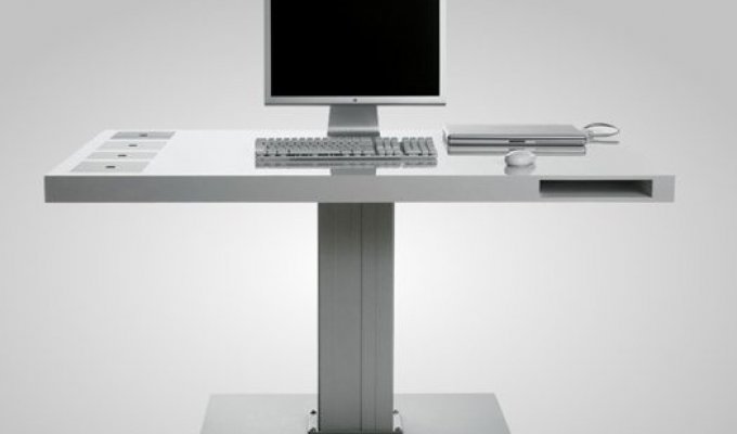 Неплохой прототип компьютерного стола