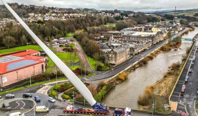 Take a look at how a huge wind turbine blade is being transported through the city (6 photos + 1 video)