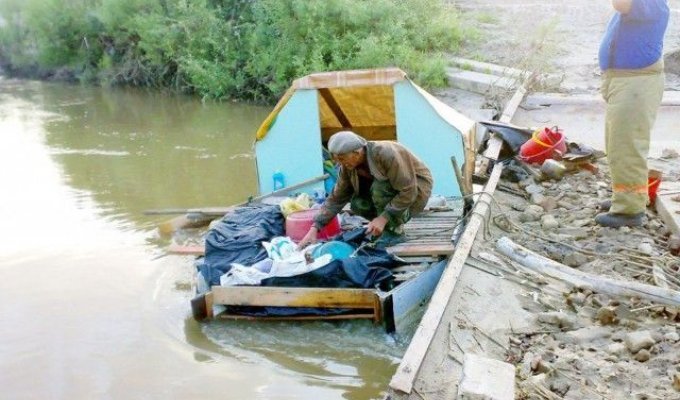 В Алтайском крае пенсионер отправился к сыну на самодельном плоту (4 фото)