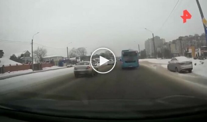 In St. Petersburg, a wheel fell off a bus while it was moving and hit a girl at a bus stop
