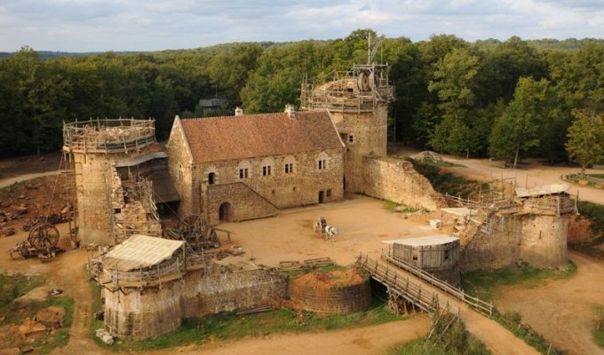 Геделон — возводимый сейчас настоящий средневековый замок во Франции (27 фото + 1 видео)