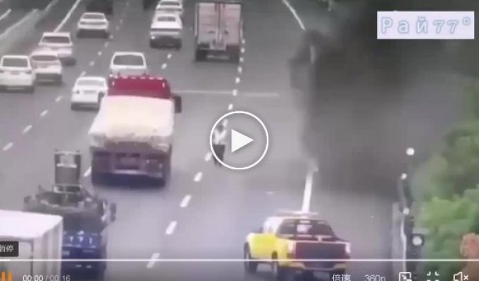 Полицейский, пробегая мимо горящего грузовика, чудом не сгорел в Китае