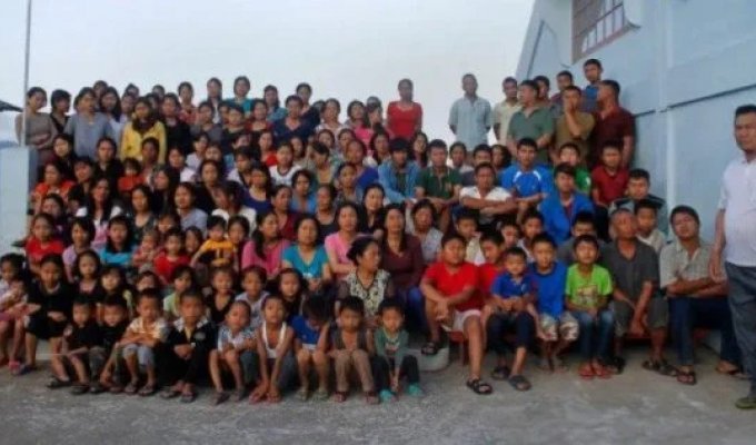 Индус стал главой самой большой семьи в мире: у него было 39 жён, 94 ребёнка и 33 внука (4 фото)