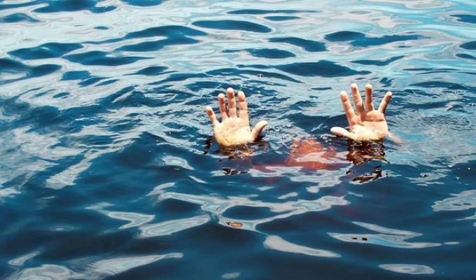 Indian official drowned in river. Divers refused to save him until they were paid for it (4 photos)