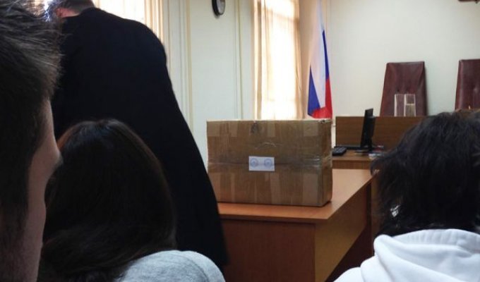 На суде над Алексеем Улюкаевым показали коробку с 2 миллионами долларов (3 фото)