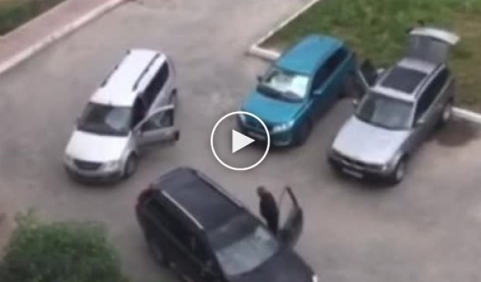 В Тобольске кавказец достал пистолет и избил пенсионера в ответ на просьбу переставить машину (мат)