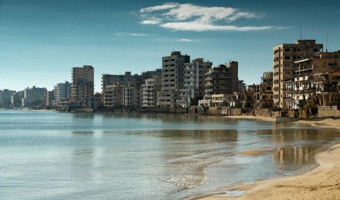 14 dystopian images of Varosha, the largest ghost town on the planet (15 photos)