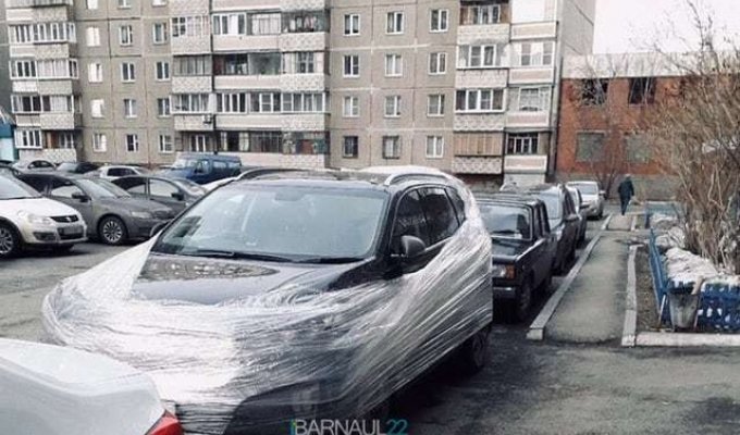 Супергерой из Барнаула борется с нарушителями правил парковки (2 фото)