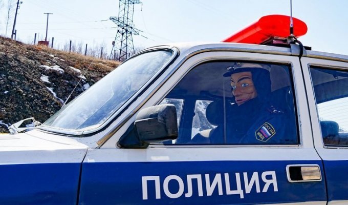 В Хабаровском крае за превышением скорости теперь следят манекены в маске "Анонимуса" (10 фото)
