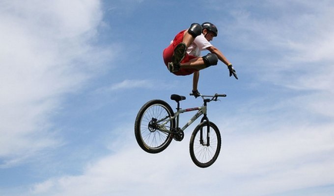 Чуваки показывают класс на велосипеде в воздухе (23 фото) Класс