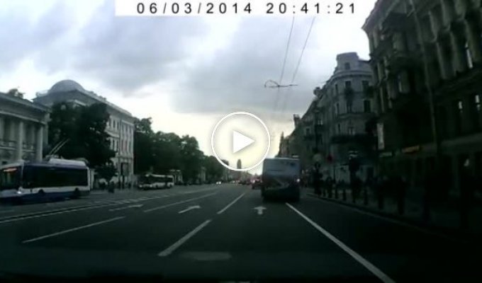 Автобус влетел в столб на Невском (3 июня)
