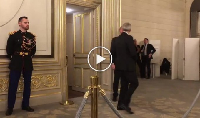 Владимир Путин ходит в туалет в компании 6 охранников