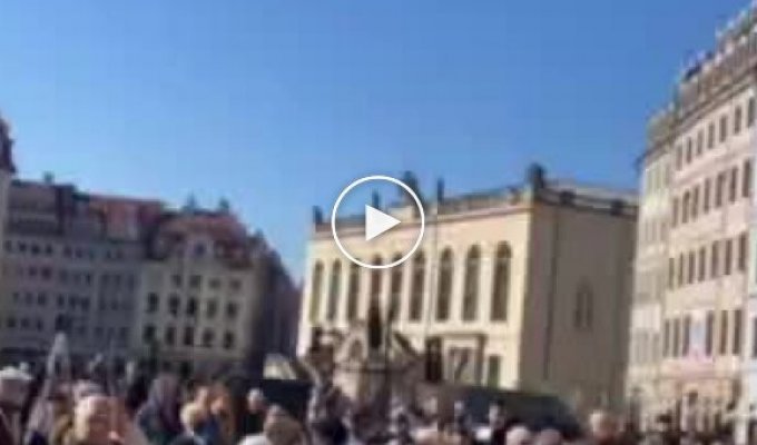 Понаехавшие в Германию россияне вышли на акцию протеста против приема беженцев из Украины