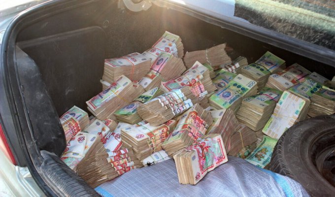 Скільки кілограмів грошей у Венесуелі потрібно привезти до автосалону для покупки нового автомобіля (6 фото)