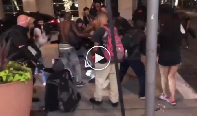 В Далласе протестующие жестоко избили продавца, защищающего магазин