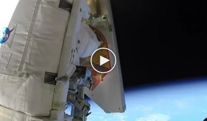 Астронавт выбрасывает мусор в космос
