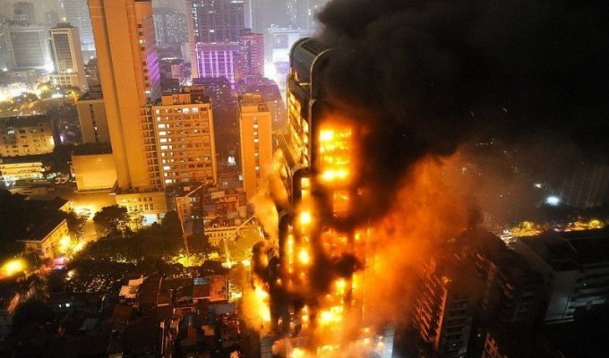 Адский пожар в китайском небоскребе (12 фото)