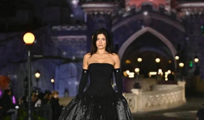 Kylie Jenner closed the Coperni show, which took place in Disneyland Paris (2 photos + 3 videos)