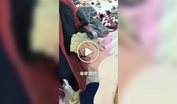 Китайский мальчик полгода копил деньги, чтобы порадовать маму