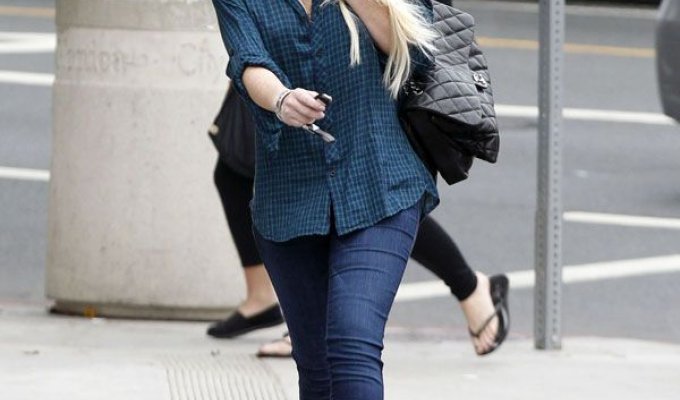 Lindsay Lohan гуляет (8 фотографий)